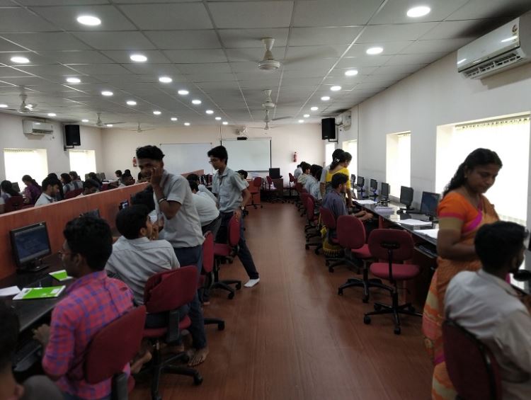 Chinmaya College of Arts,Commerce and Science Labs