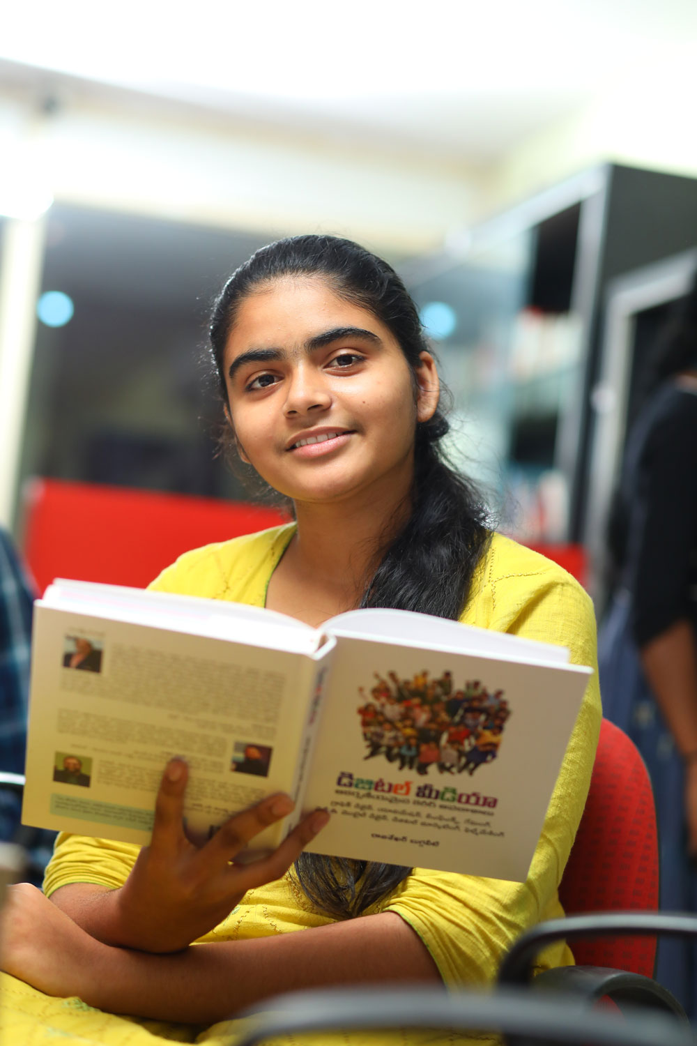 Creative Multimedia College of Fine Arts Library(2)