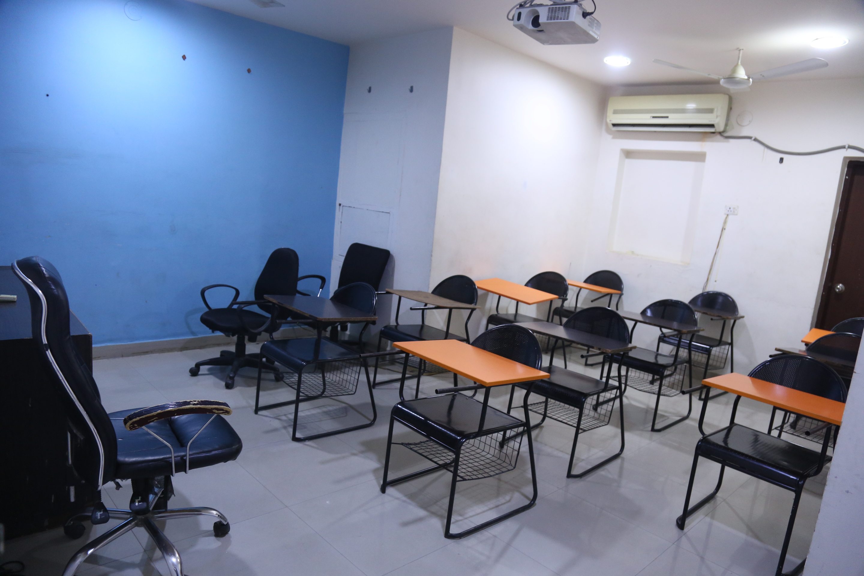 Digiquest Institute of Creative Arts and Design Classroom(6)