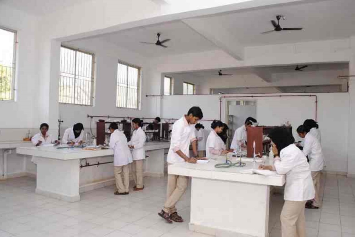 Indore Institute of Pharmacy Labs(4)