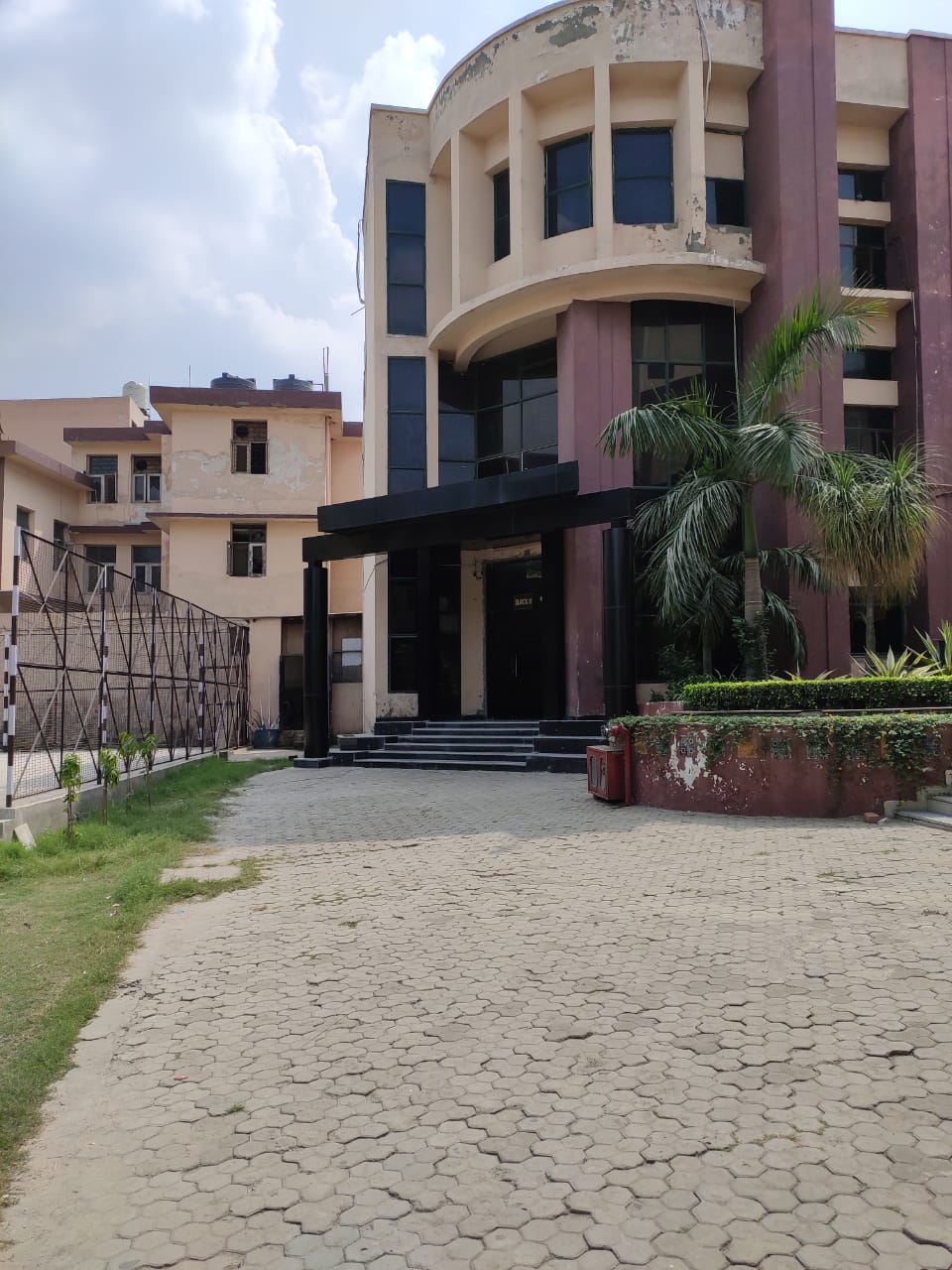 ITS - Institute of Technology and Science Campus Building(1)