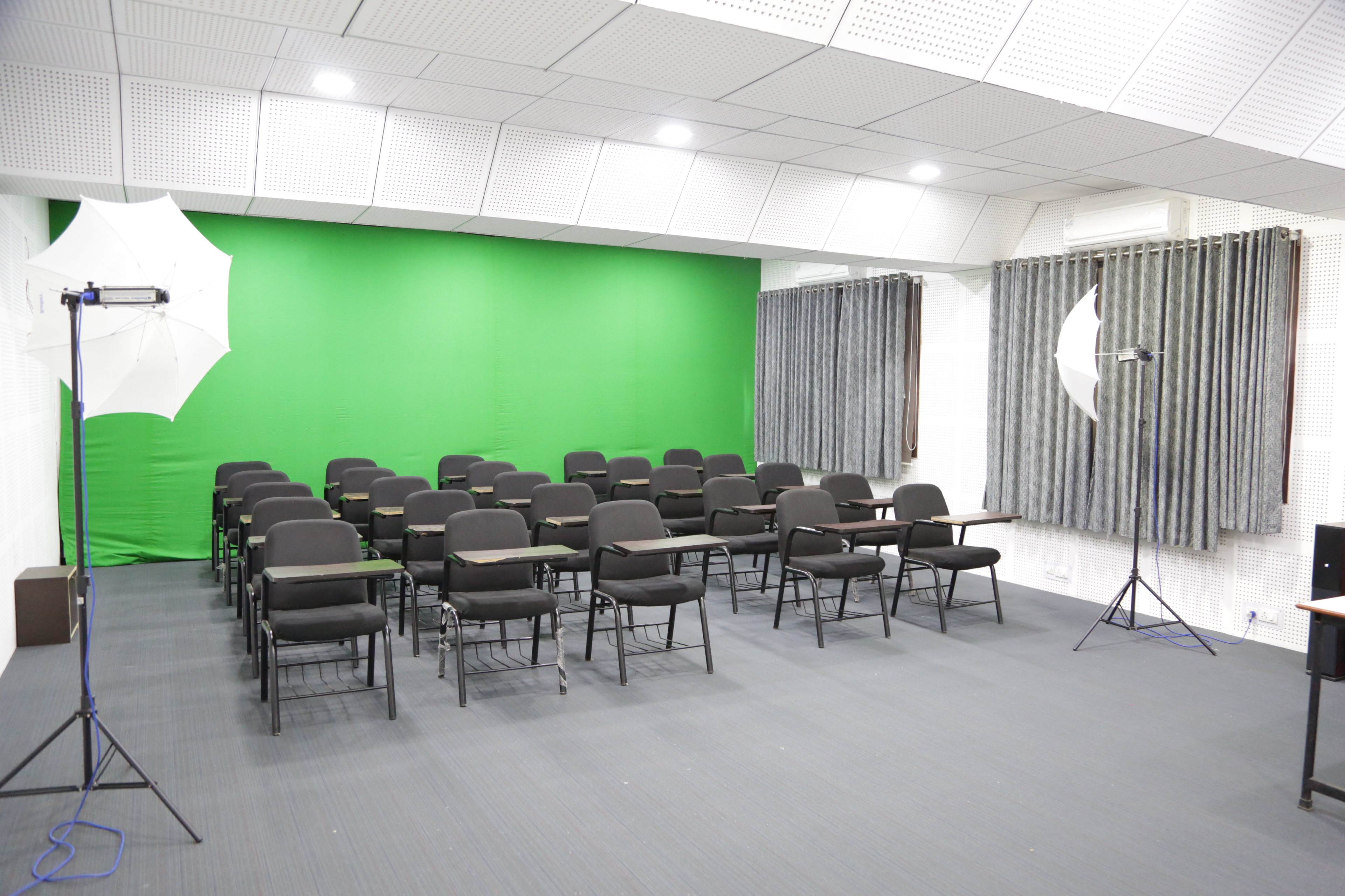 L.J. Institute of Media and Communications Labs(2)