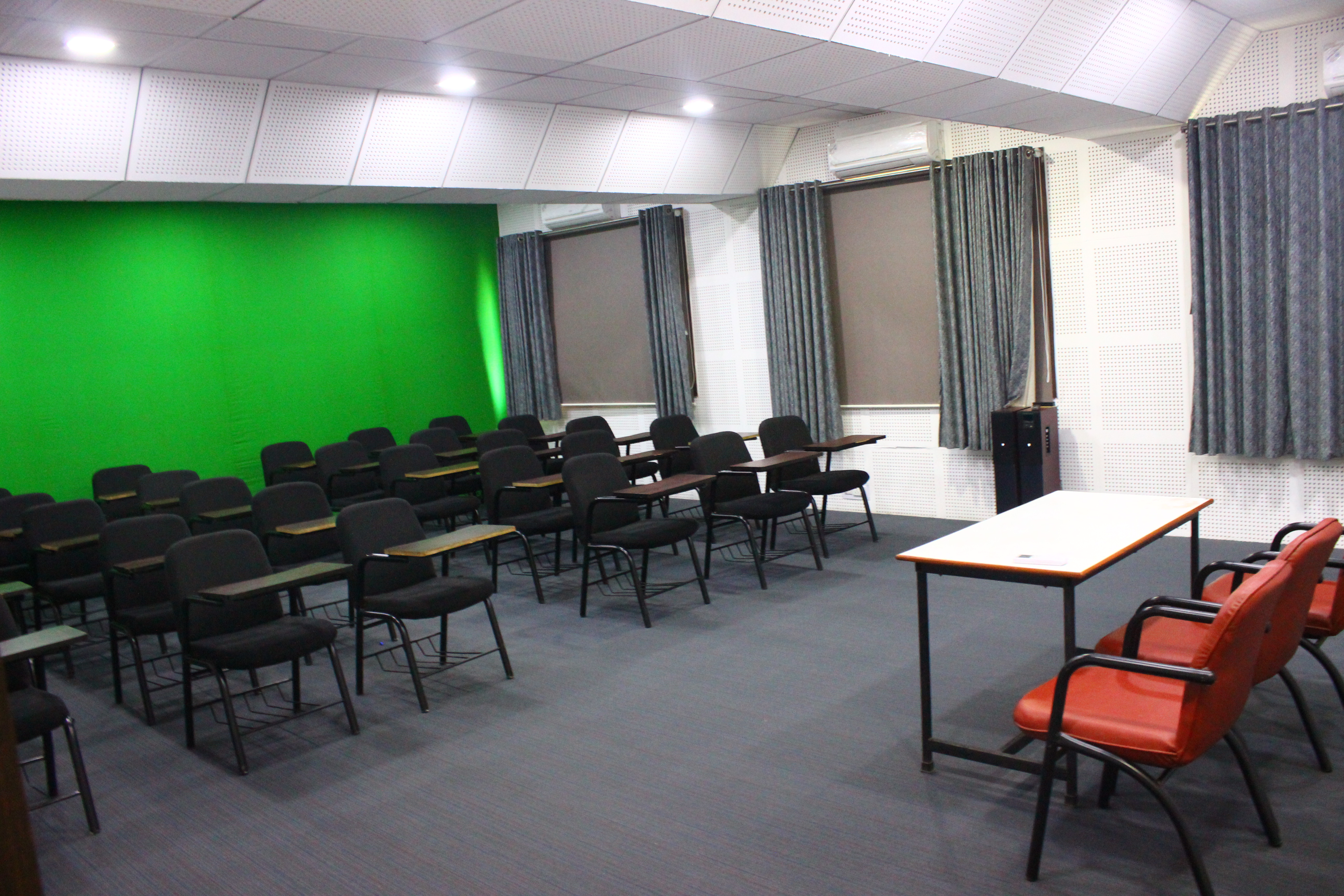 L.J. Institute of Media and Communications Classroom(2)