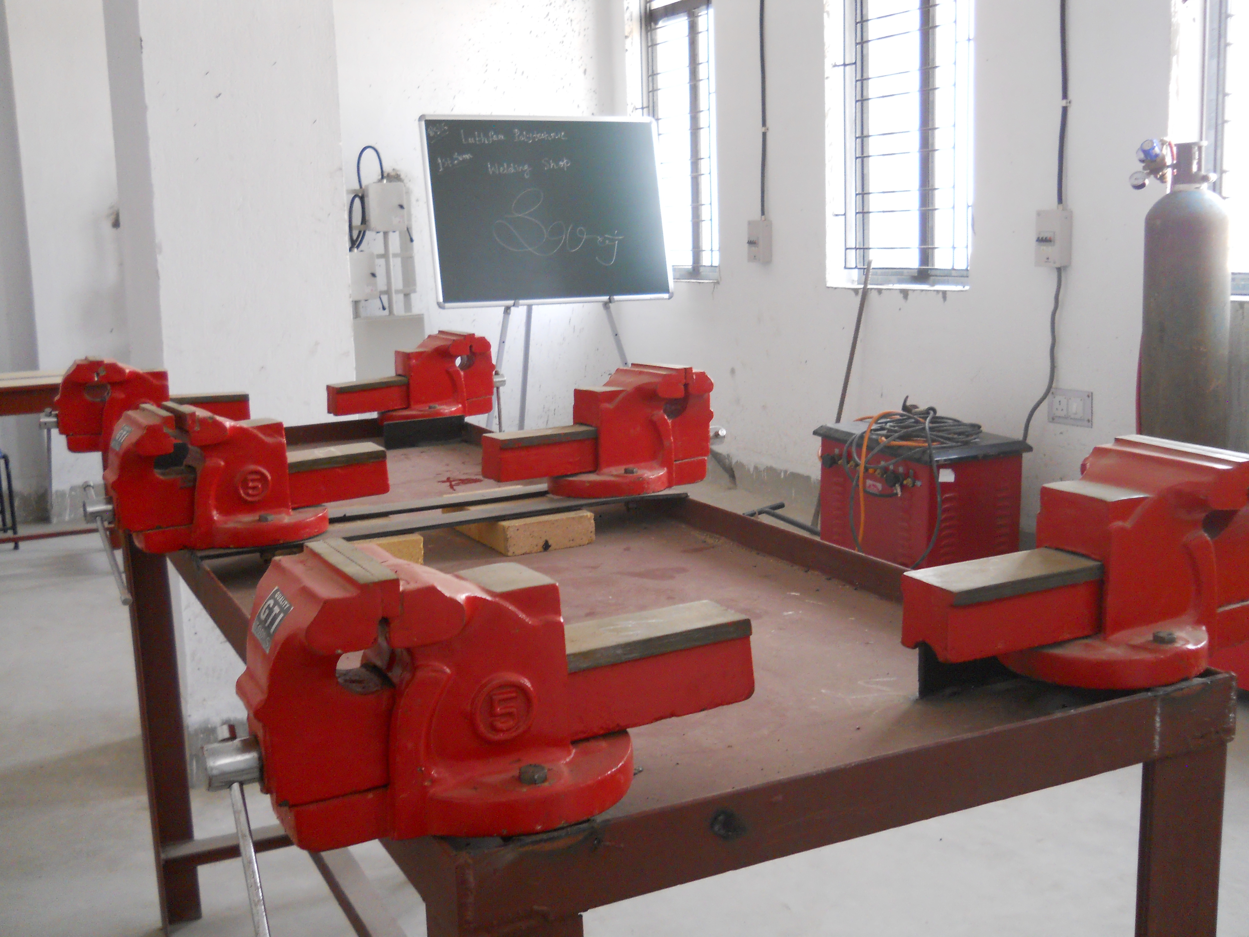 Luthfaa Polytechnic Institute Labs(3)