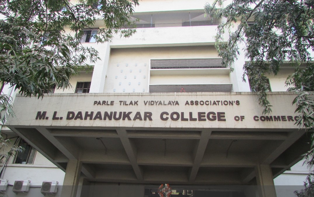 M.L. Dahanukar College of Commerce Campus Building(2)