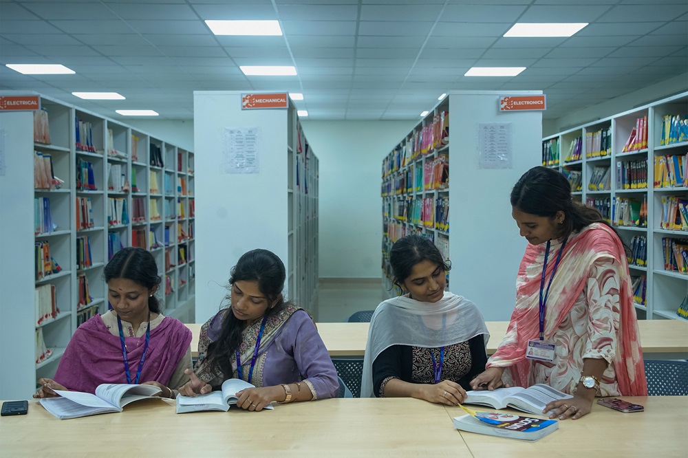Meenakshi College of Engineering Library(5)