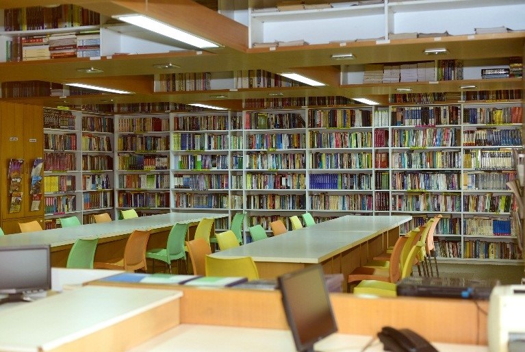 Prin. N.G. Naralkar Institute of Career Development and Research Library(2)