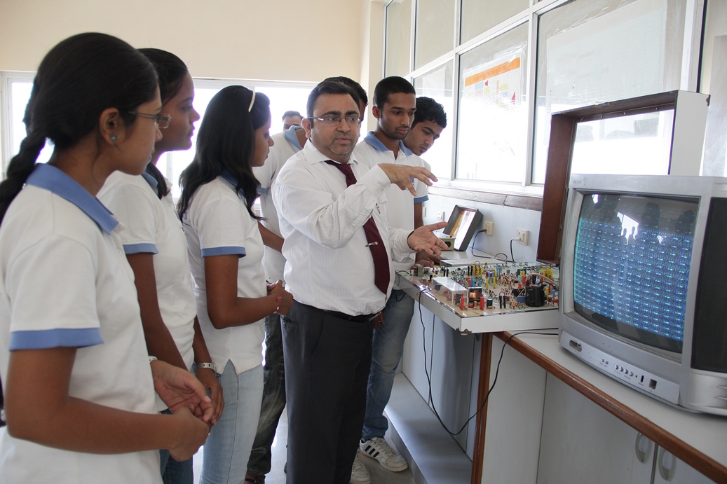 RC Patel College of Engineering Shirpur Labs(4)