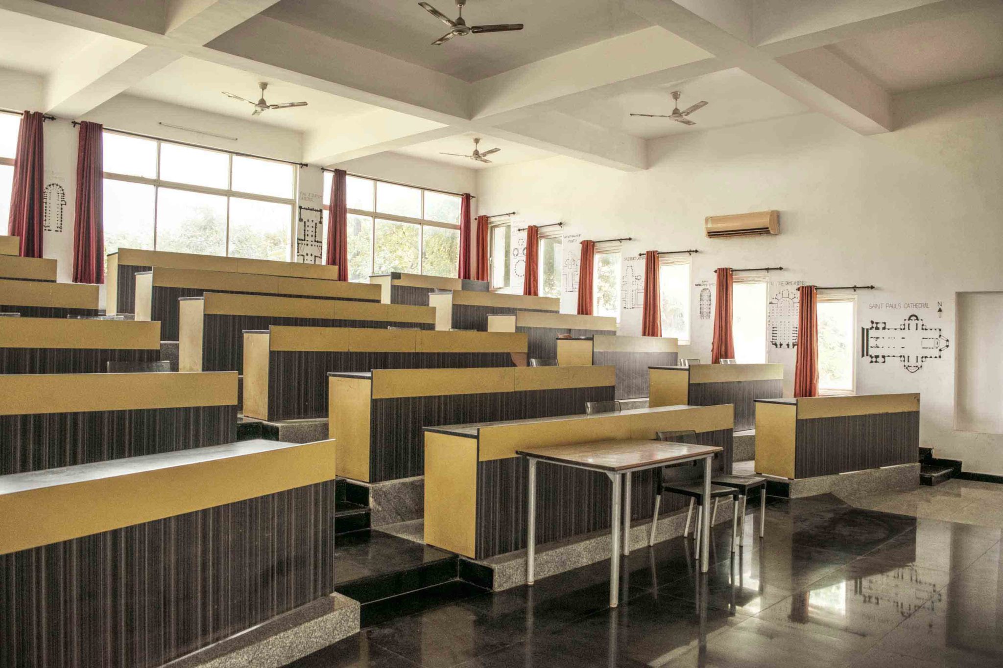 San Academy of Architecture Classroom(1)