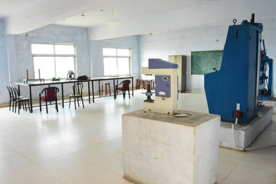 Saroj Institute of Technology and Management Labs(1)