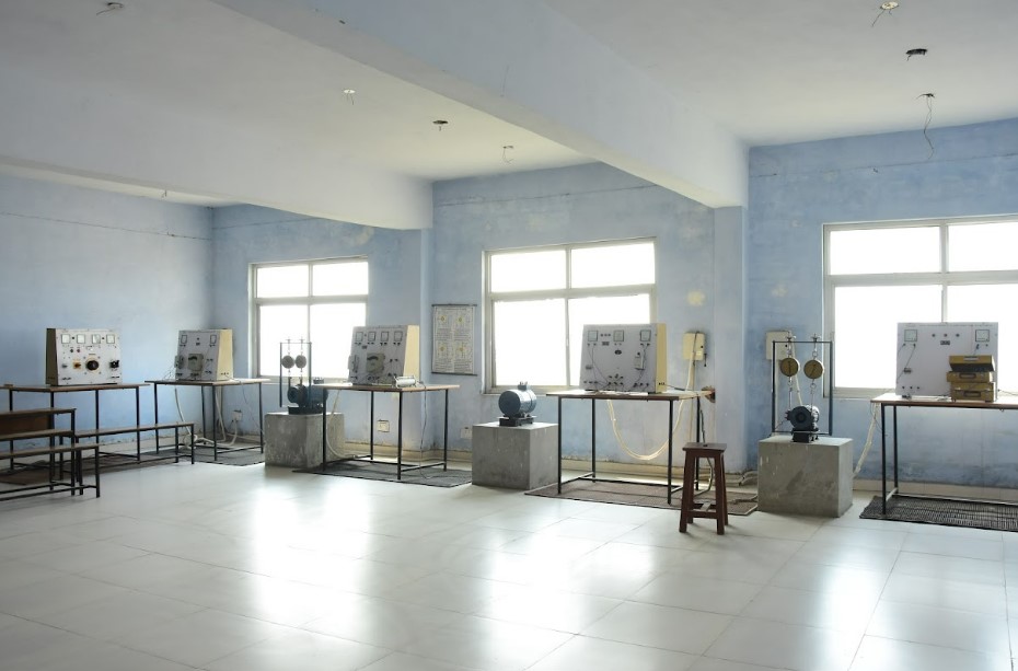 Saroj Institute of Technology and Management Labs(3)