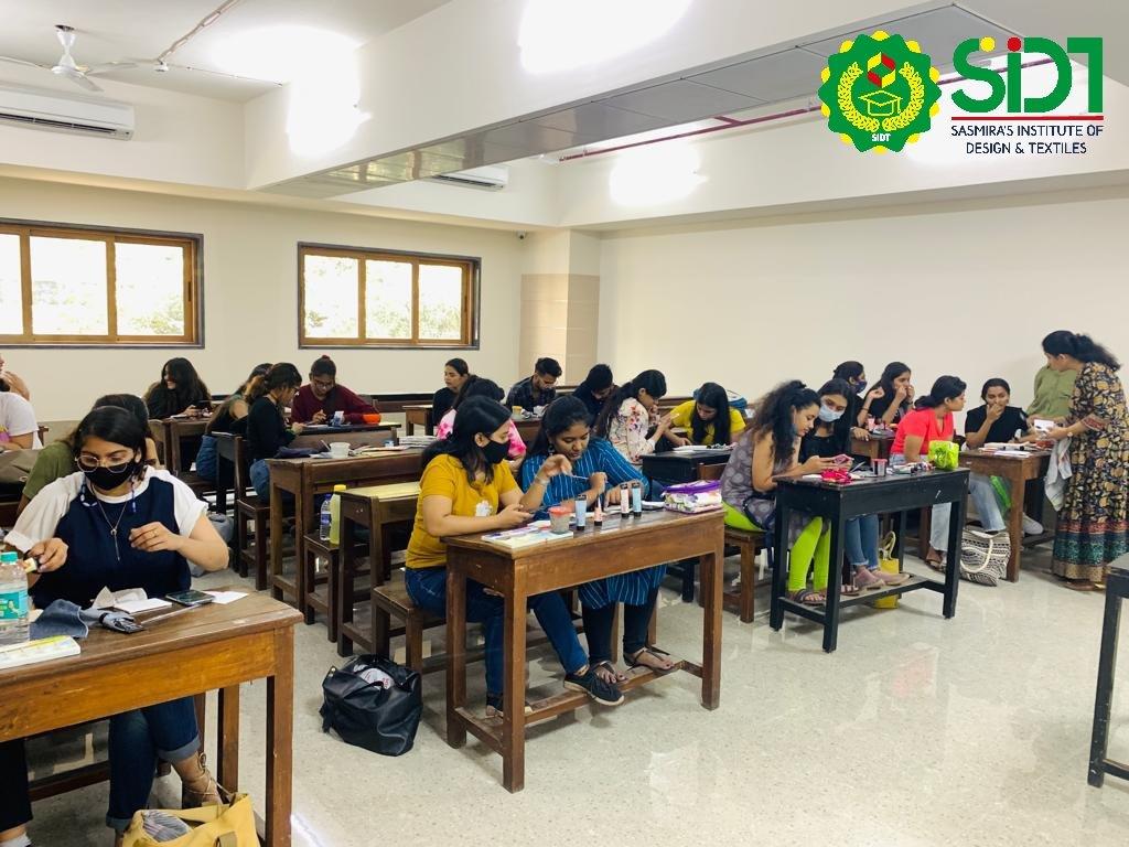 SASMIRA's Institute of Design and Textiles Classroom(1)