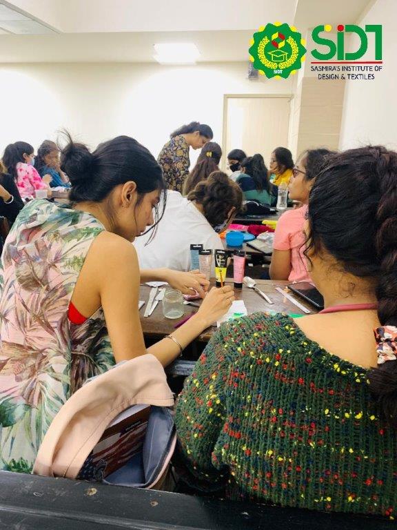 SASMIRA's Institute of Design and Textiles Classroom(3)