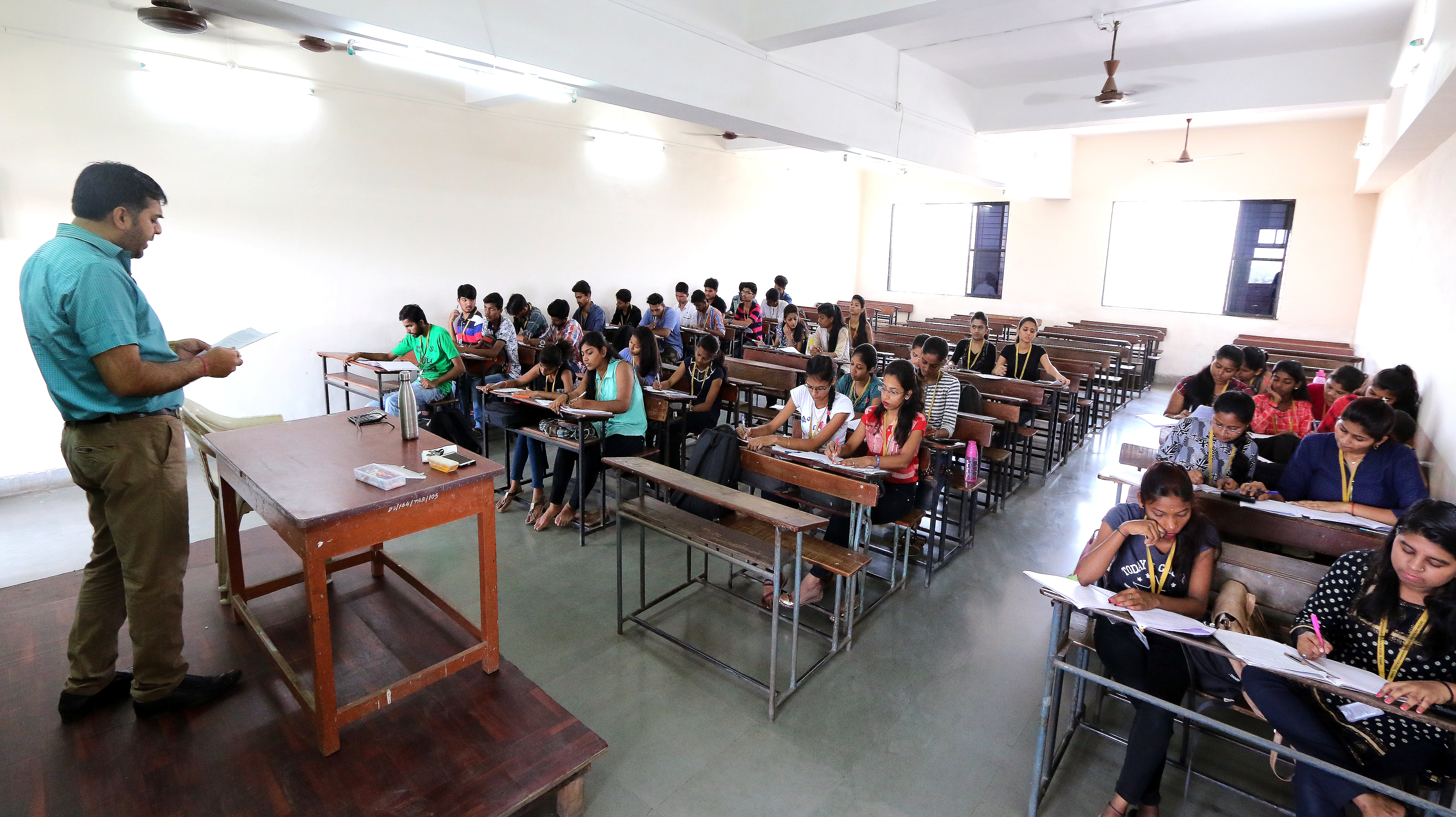 Satish Pradhan Dnyansadhana College Classroom