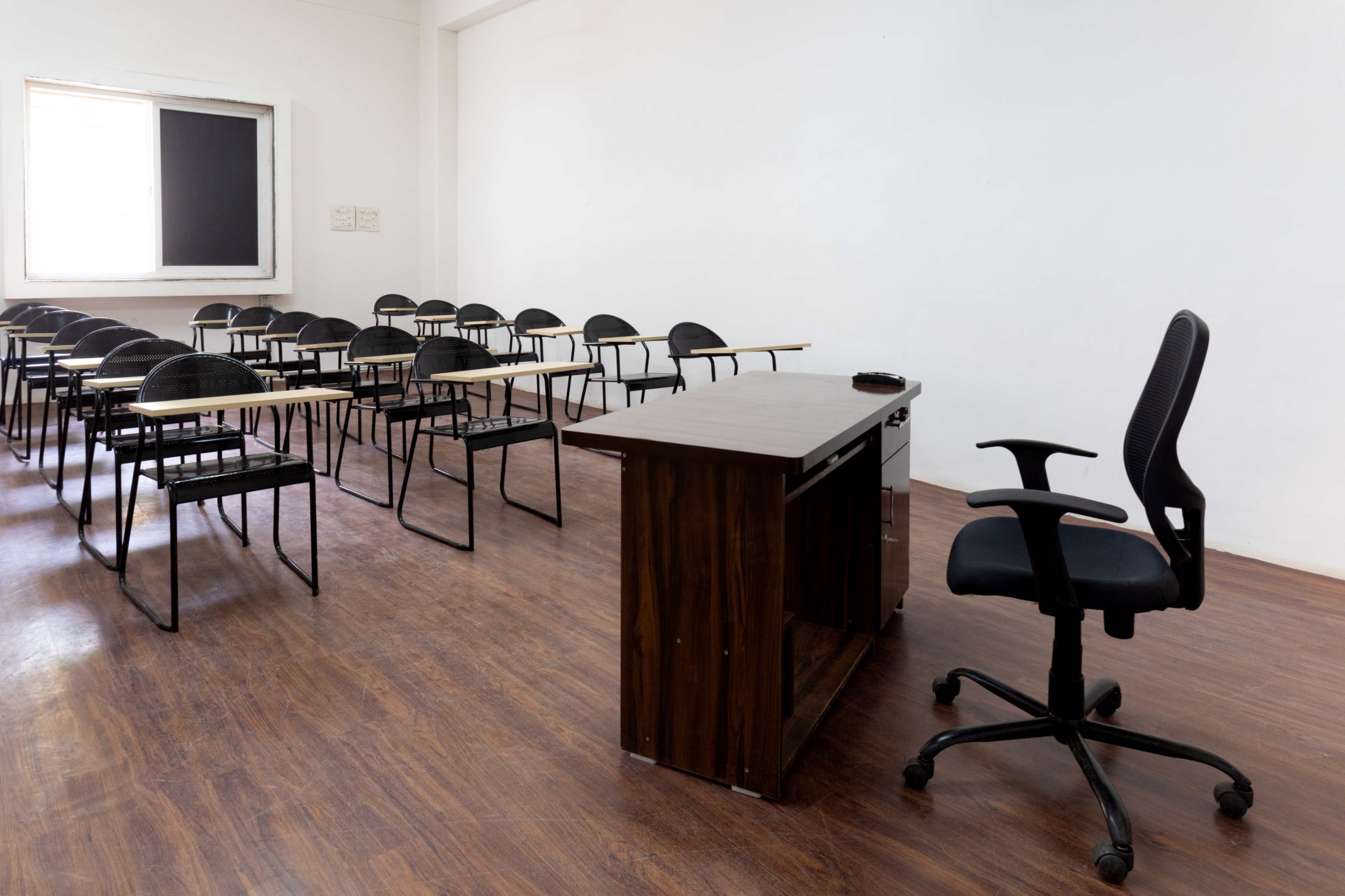 Ajeenkya DY Patil University Seamedu Classroom(2)