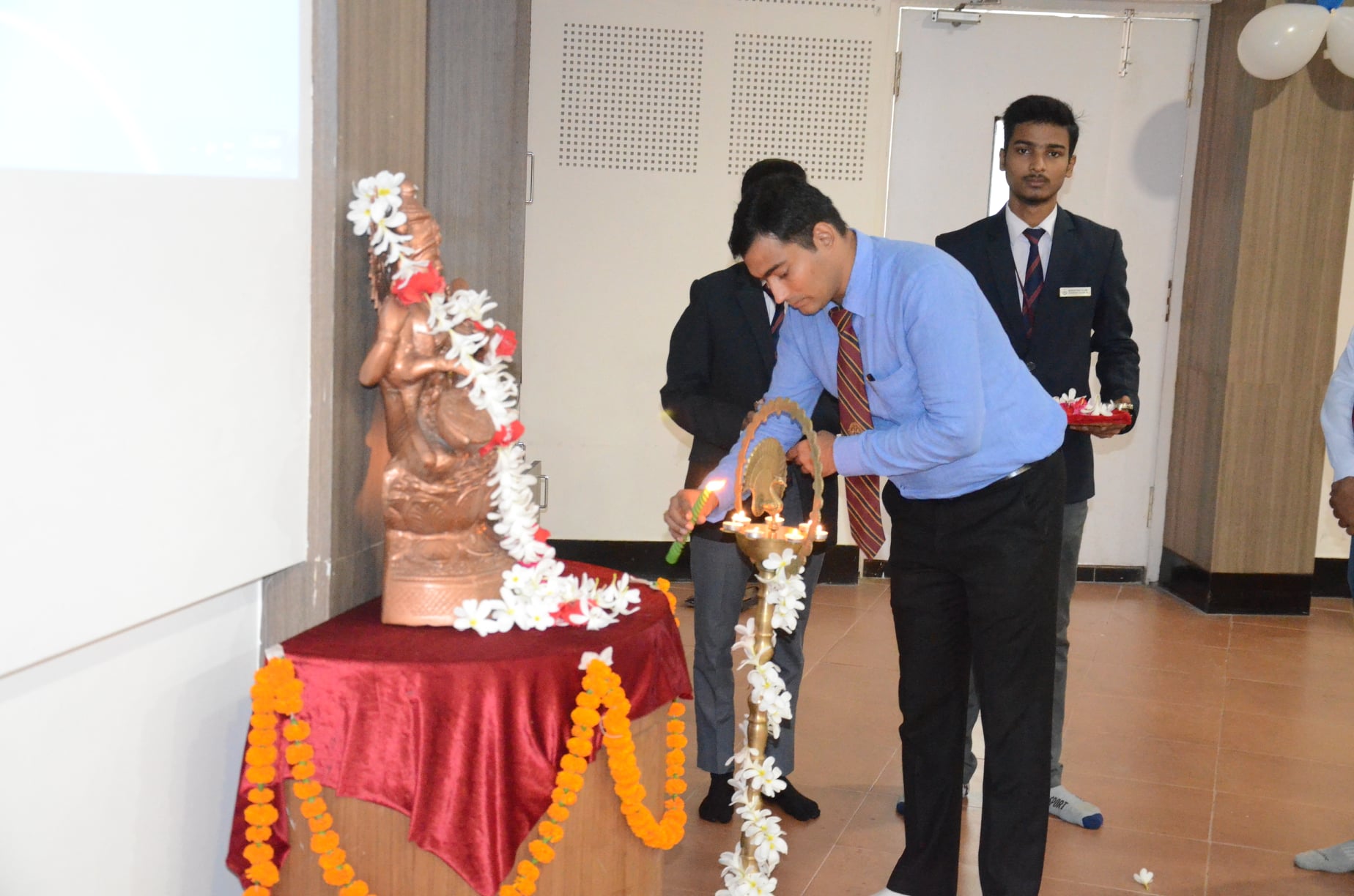 Shri Ram Murti Smarak International Business School Others(3)