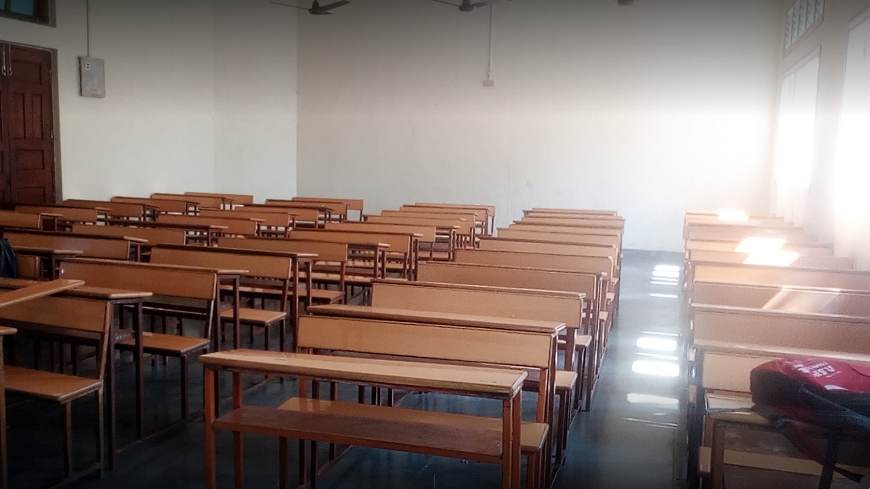 Shri Shankar Narayan Education Trust's College of Arts Commerce Classroom