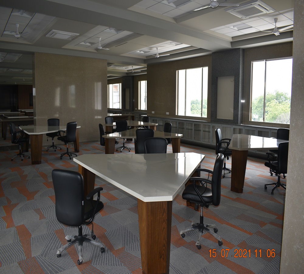SVKM'S NMIMS School of Commerce, Dhule Library(1)