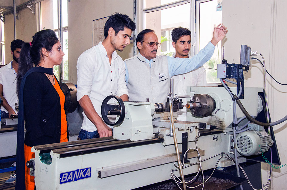 Arni University Himachal Pradesh Labs(4)
