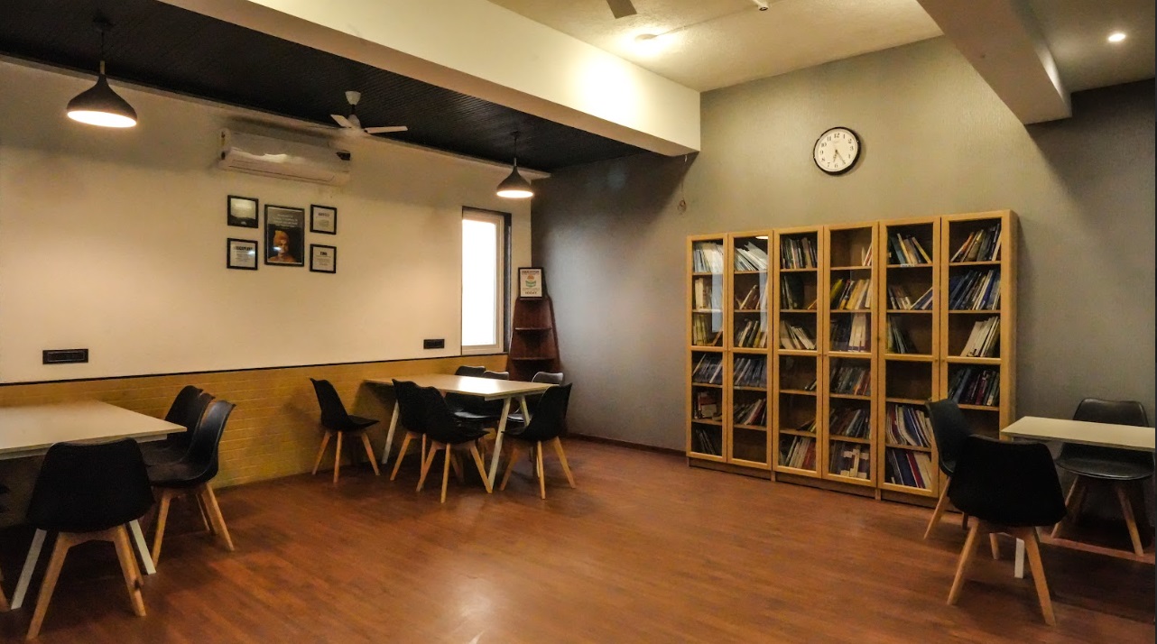 Bakliwal Foundation College of Arts, Commerce and Science Library