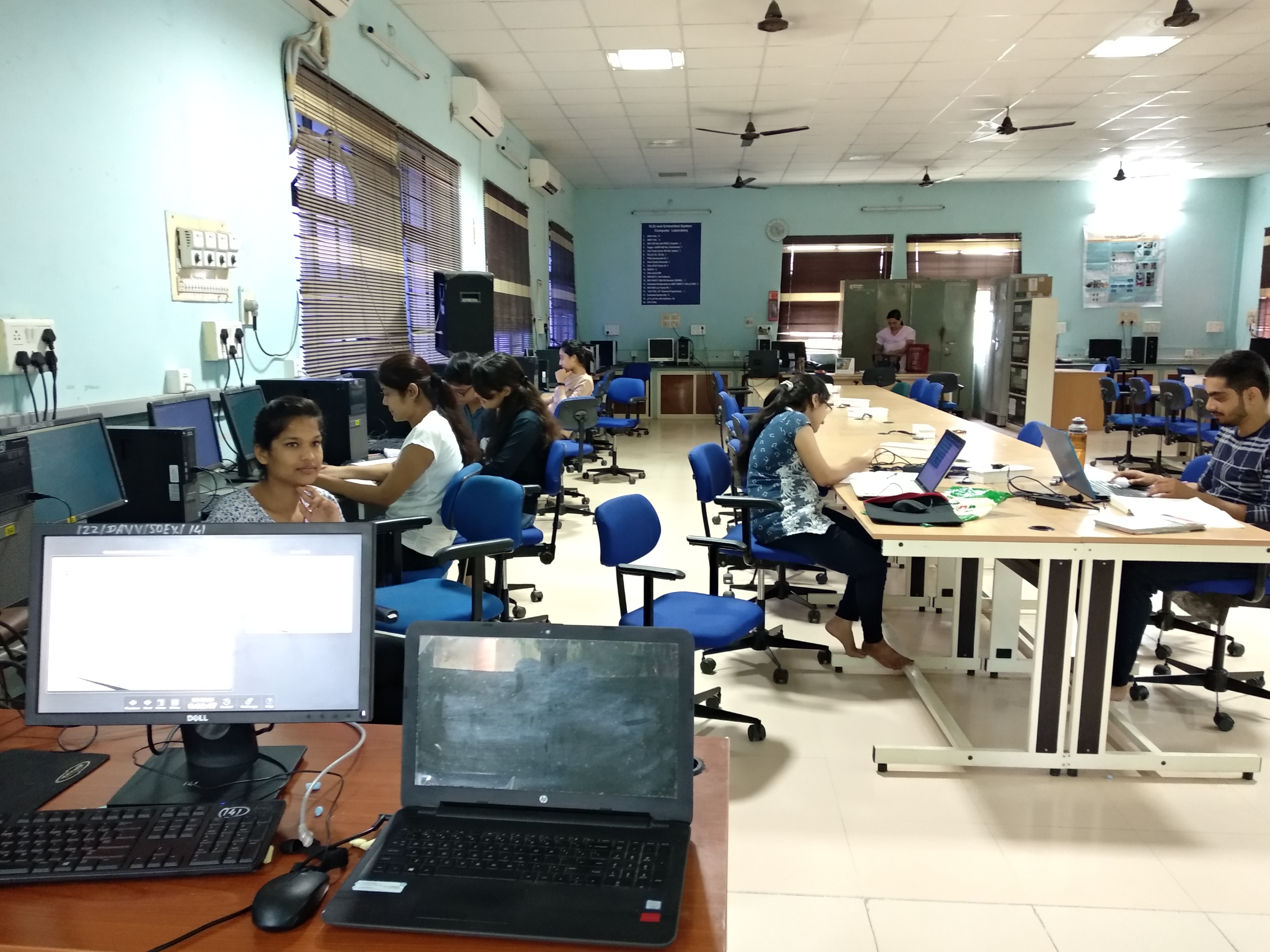 Devi Ahilya Vishwavidyalaya Labs(2)