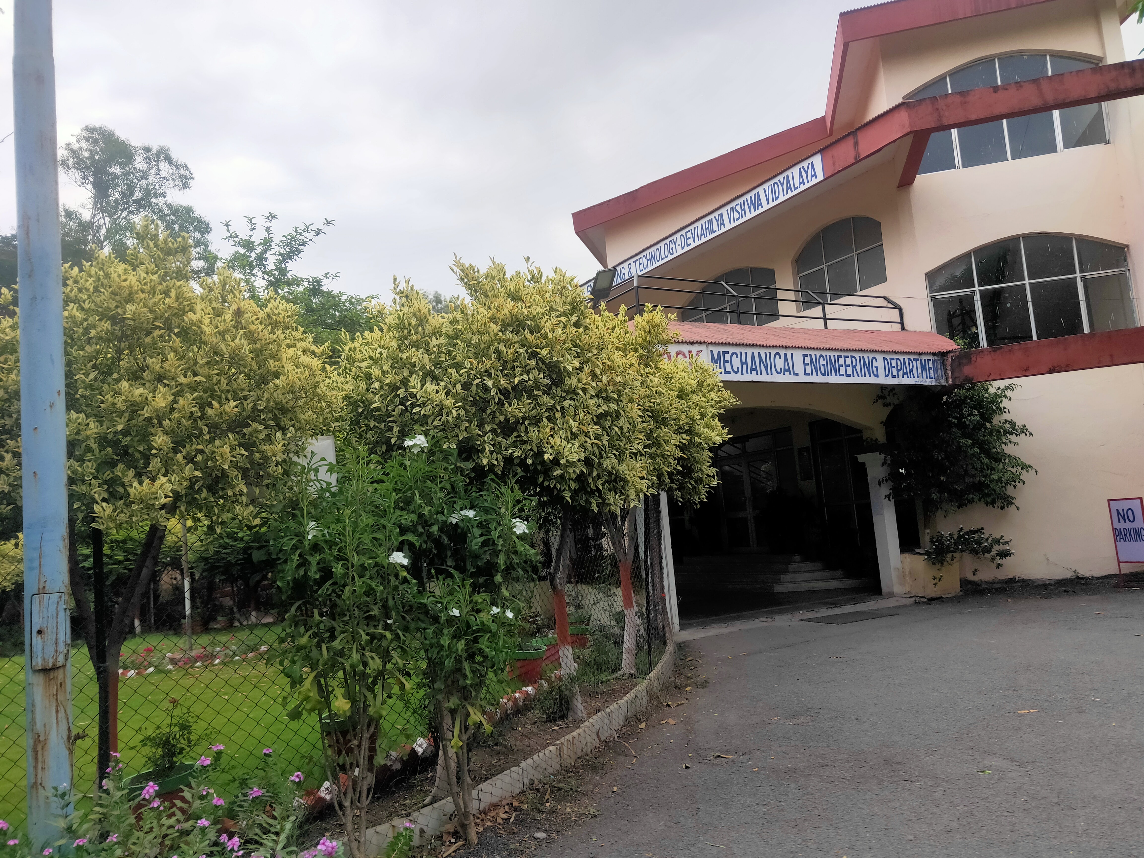 Devi Ahilya Vishwavidyalaya Academic Block(3)