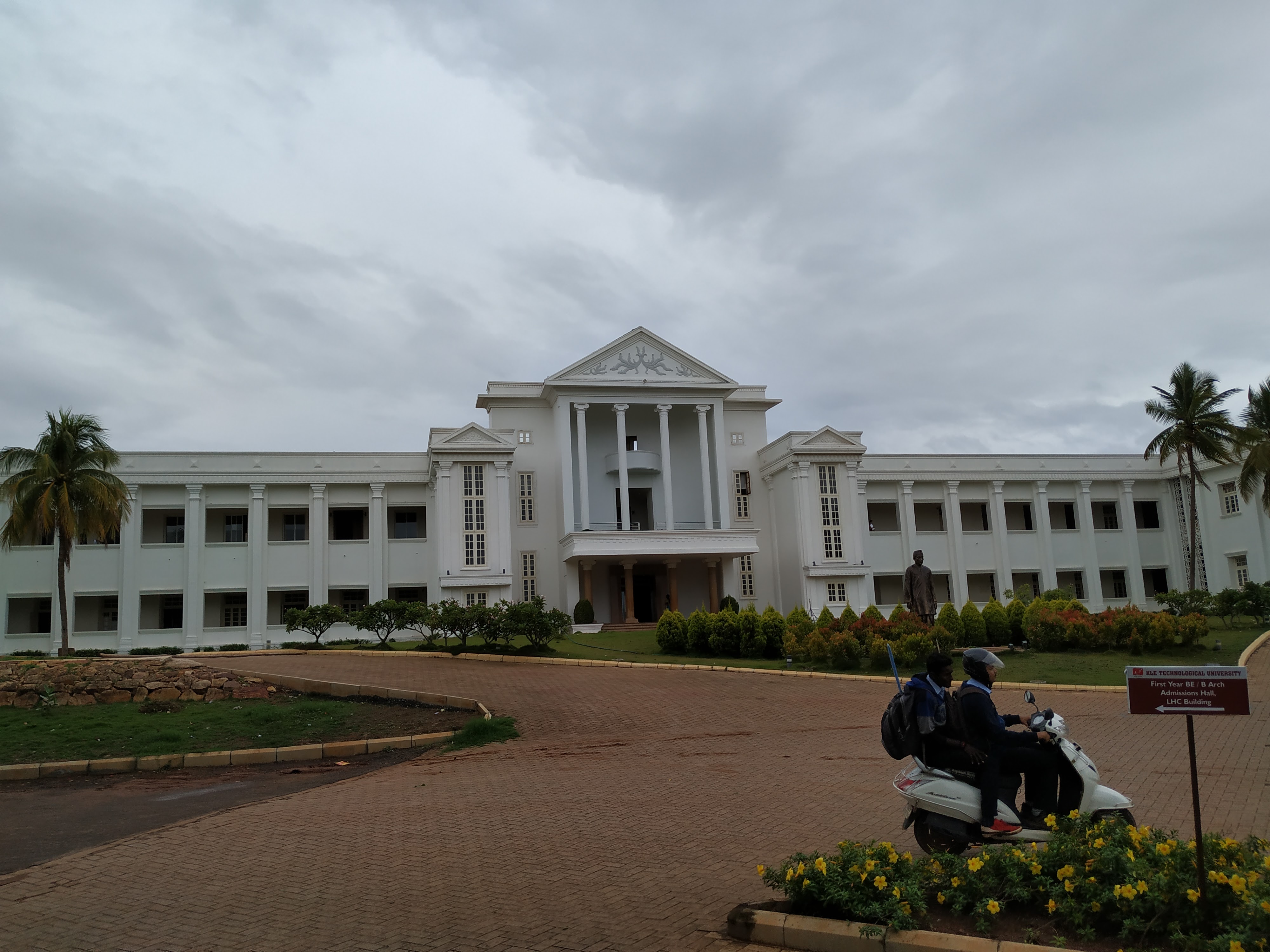 KLE Technological University Hubli Campus View(5)