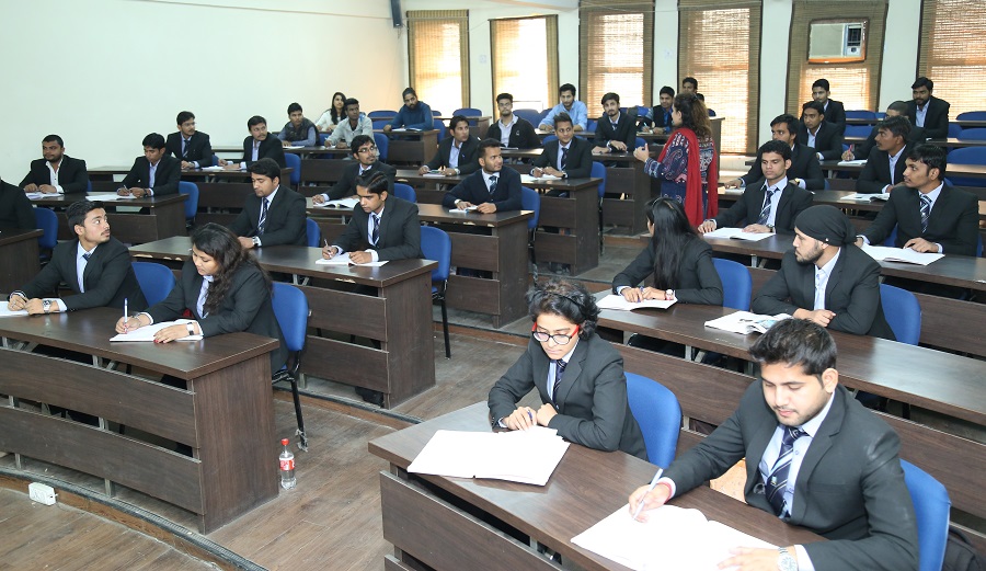 Lloyd Institute of Engineering and Technology Classroom(1)